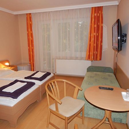 Hajdu Vendeghaz Hotel Hajduszoboszlo Bilik gambar