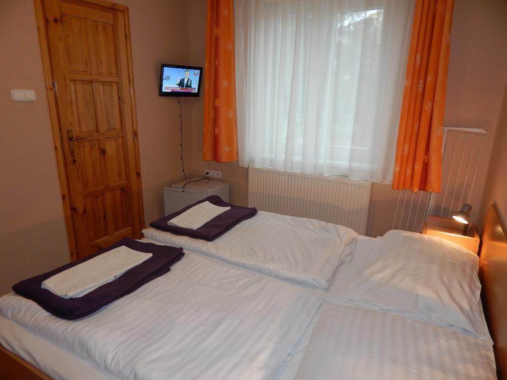 Hajdu Vendeghaz Hotel Hajduszoboszlo Bilik gambar